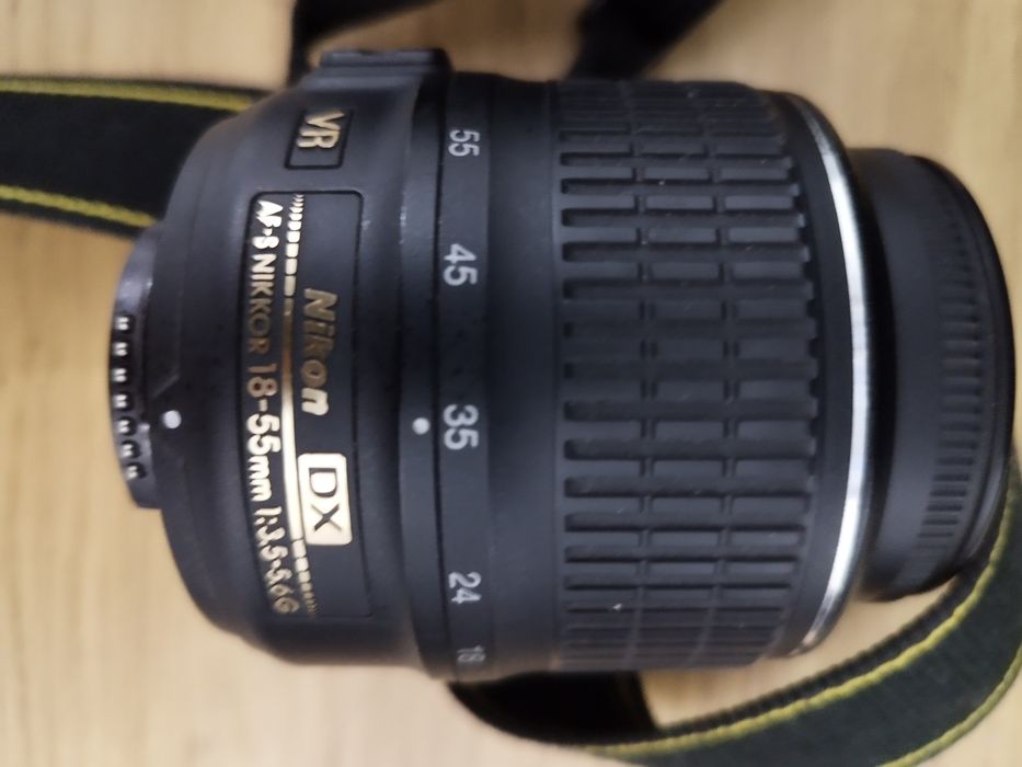 Nikon D5100 z obiektywem AF-S DX NIKKOR 18-55mm 1:3.5-5.6G VR.