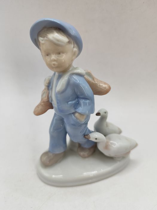 Porcelanowa figurka chłopiec z gęsiami Terra kolekcja dekoracja