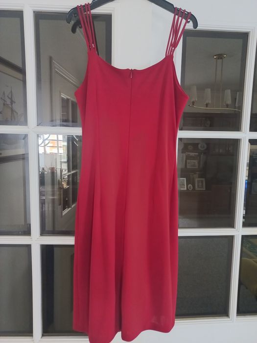 Vestido  bonito e elegante, 38 em bordeaux, com alcinhas, nos ombros e fecho atrás. Impecável