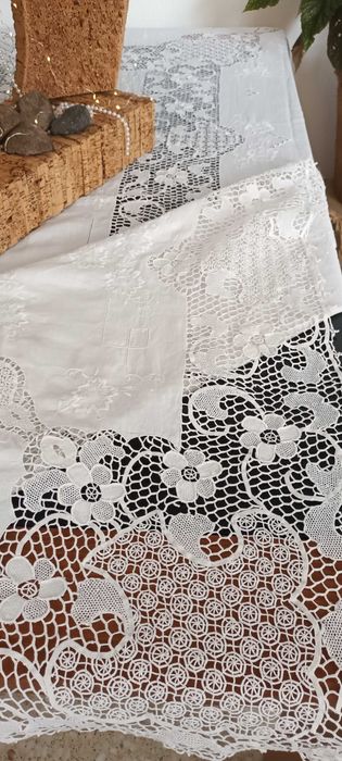 Toalha de jantar, em linho, toda bordada. Com bordados da Madeira