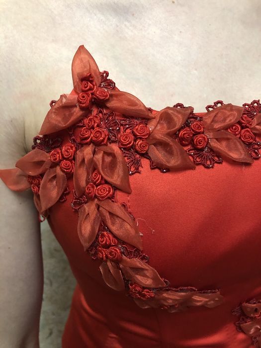 Платье подружки невесты. Красный костюм для дружки.