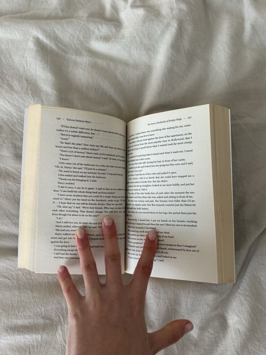 livro the seven husbands of evelyn hugo