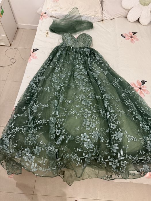 Desapego o meu vestido tamanho L . Usado apenas uma vez para aniversario casamento.