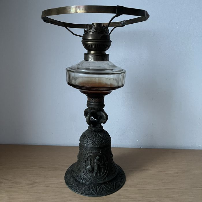 stara polska lampa naftowa stojąca dzwon zdobiona sceny żłobienia