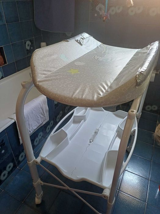 Banheira com muda fraldas muito seguro