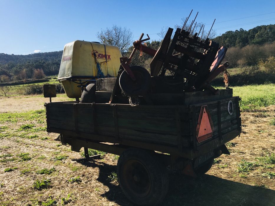 Reboque agricola com documentos para reparar