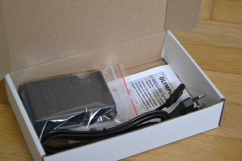 Ładowarka OLYMPUS Li50C do wielu aparatów cyfrowych z baterią LI50B