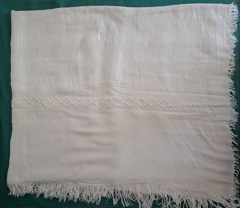 Magnífica Toalha antiga em linho, bordada manualmente, com 06 guardanapos - 260x145cm