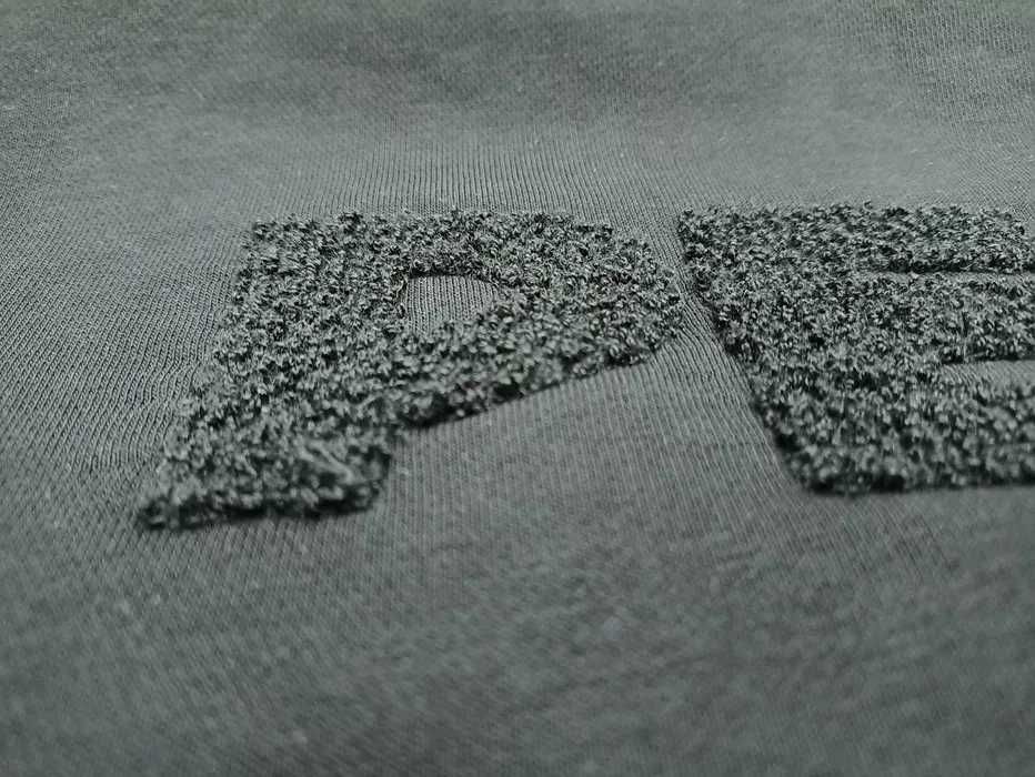 Махрова синельна вишивка на одязі