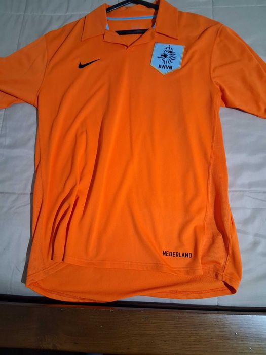Várias camisolas futebol.
