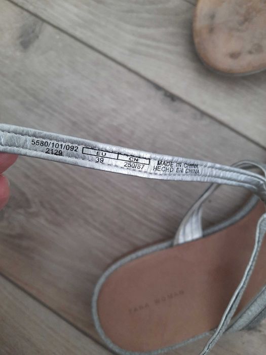 Sandałki damskie Zara