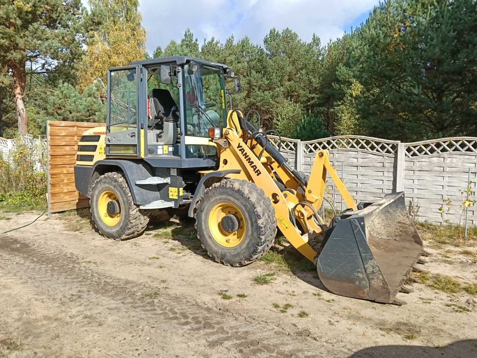 Usługi ładowarką, roboty, prace ziemne, kopanie, niwelowanie i utwardzanie terenu, podnoszenie i załadunek towaru