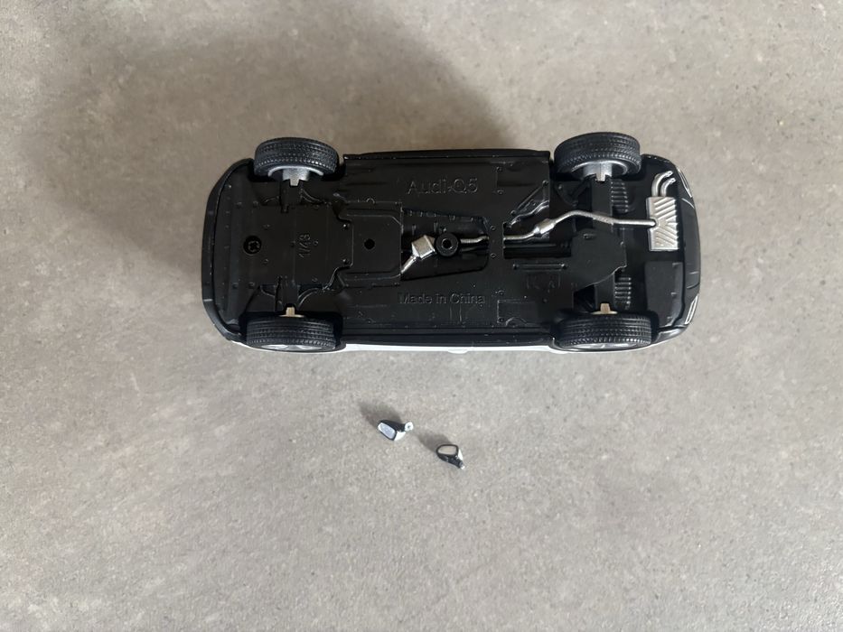 Model iScale skala 1/43 Audi Q5 uszkodzony