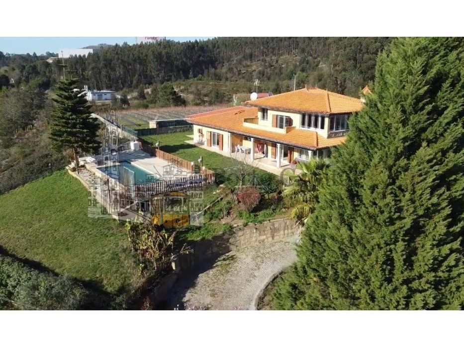Moradia T4 em Água Longa - 2 Suites, Piscina e Conforto!