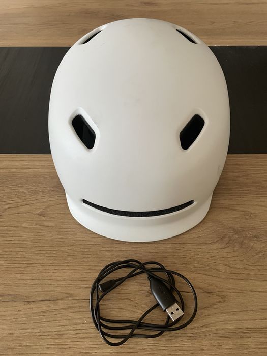 Capacete de bicicleta c/ luz de seguranca LED