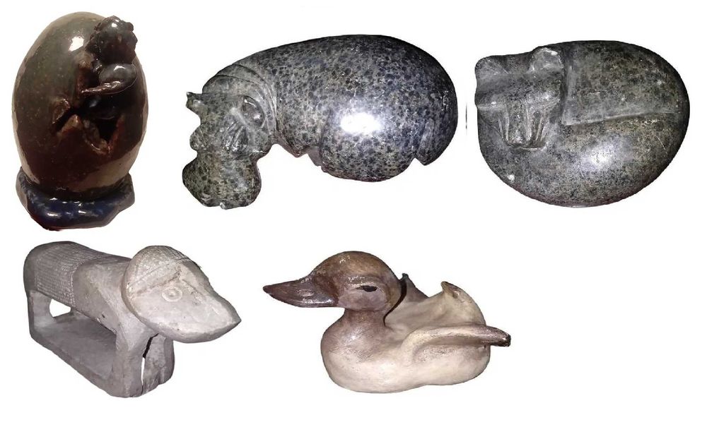 Esculturas em pedra e barro