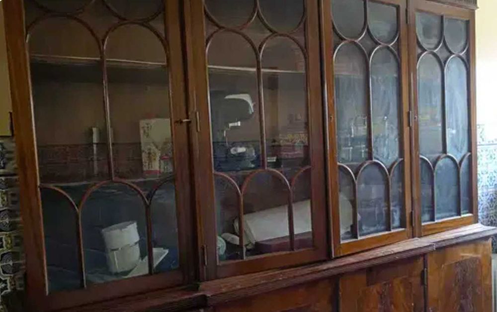 Cristaleira antiga grande e com muita arrumação