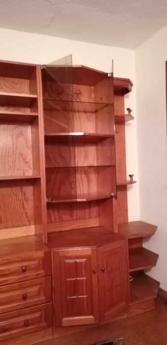 Móvel de sala em pinho com 4 portas em vidro + pequena mesa de apoio
