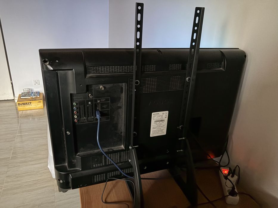 Telewizor SHARP 32 " cale Stojak uniwersalny(brak dekodera DVB-T2)HDMI