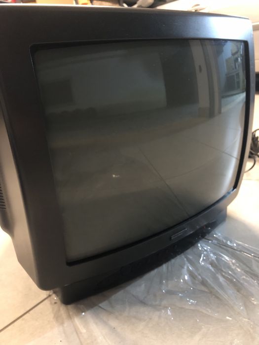 Duas televisões iguais a funcionar mas sem comando