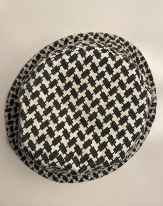 Gorro bucket preto e branco em padrão