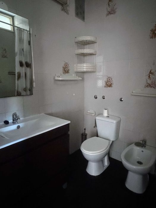 Arrenda-se T2+1, com garagem individual e fechada.