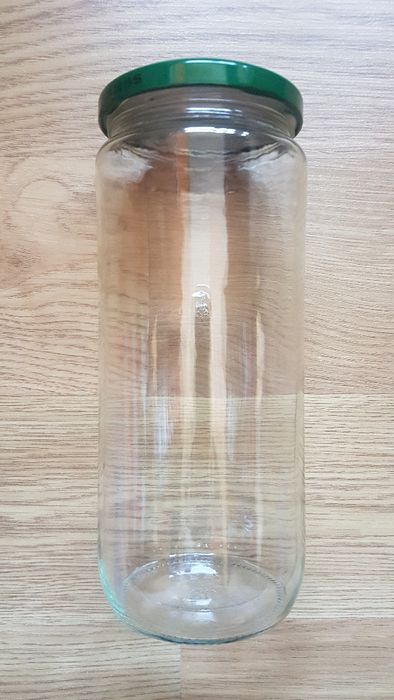 Conjunto de 8 frascos de vidro limpos e sem rótulos.