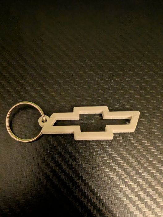 Brelok chevrolet do auta biały 3D