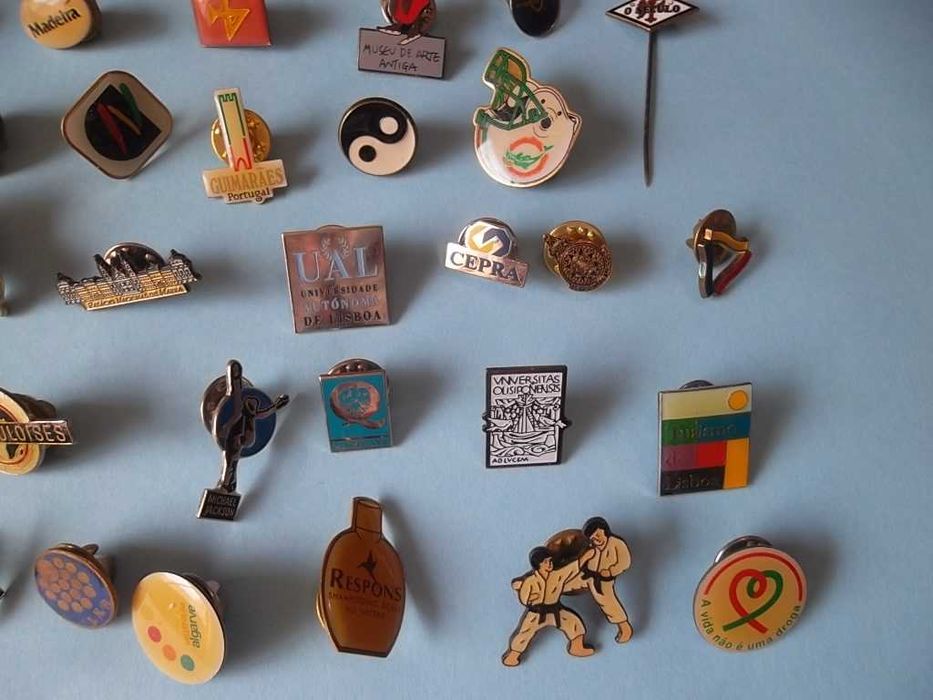 67 pins metálicos antigos , marcas comerciais e outros temas.
