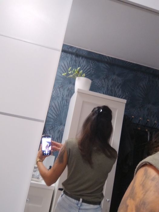 Bluzka khaki z metaliczną nicią.