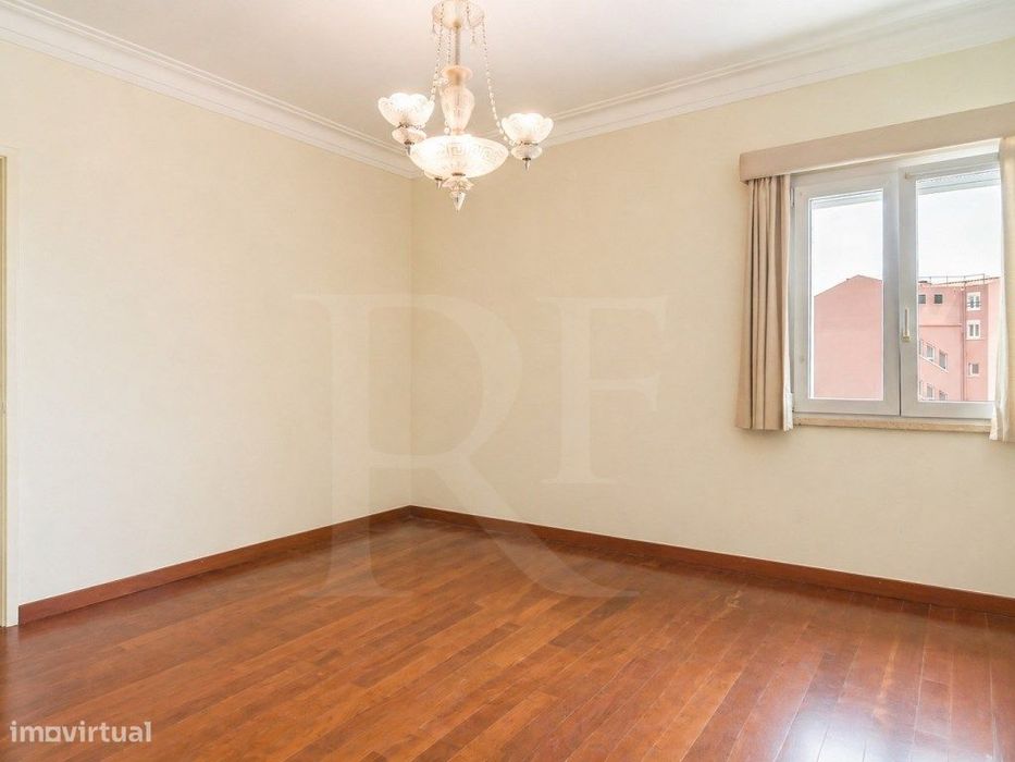 Apartamento familiar T5 na Estrela | Prédio com elevador