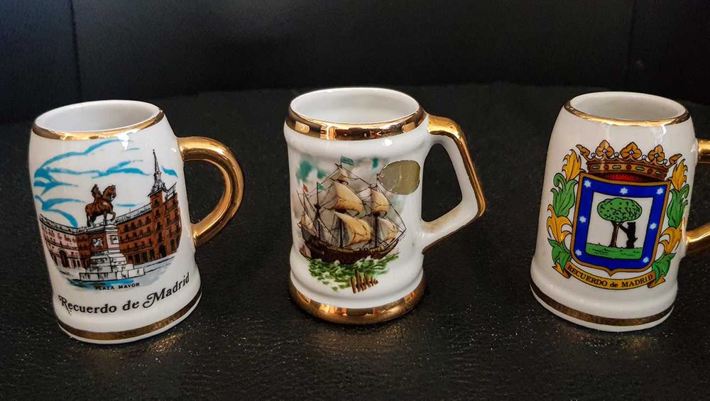 3 miniaturas de canecas em porcelana