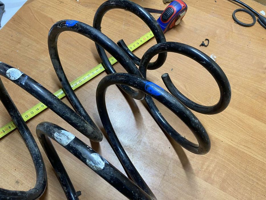 Передні пружини підвіски Тойота Авенсіс т25 дизель 2.2 d-cat універсал