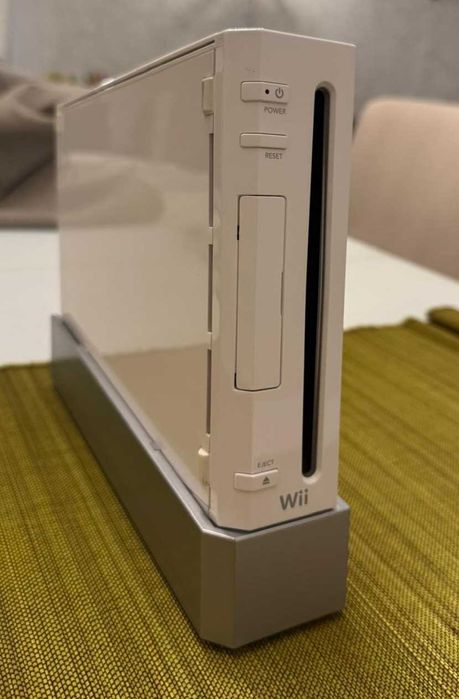 NINTENDO WII com 4 Jogos, 2 Comandos e todos os Cabos