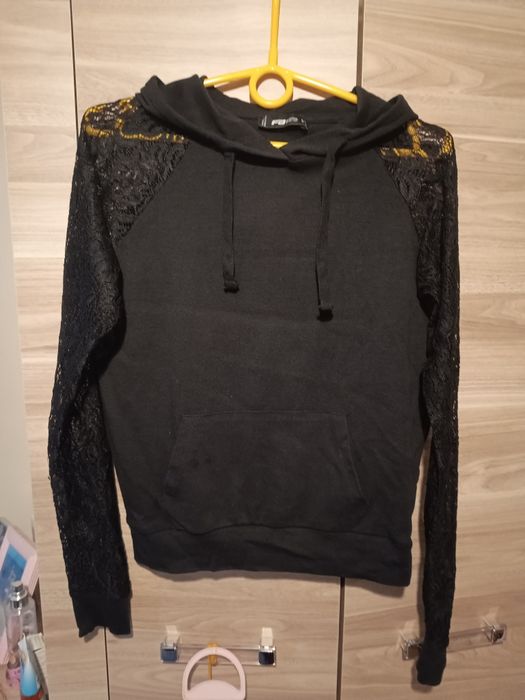 Bluza z kapturem z rękawami koronkowymi