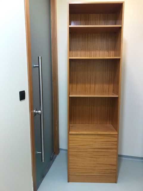 estante,sólida, madeira compacta(!) tom bonito envernizado
