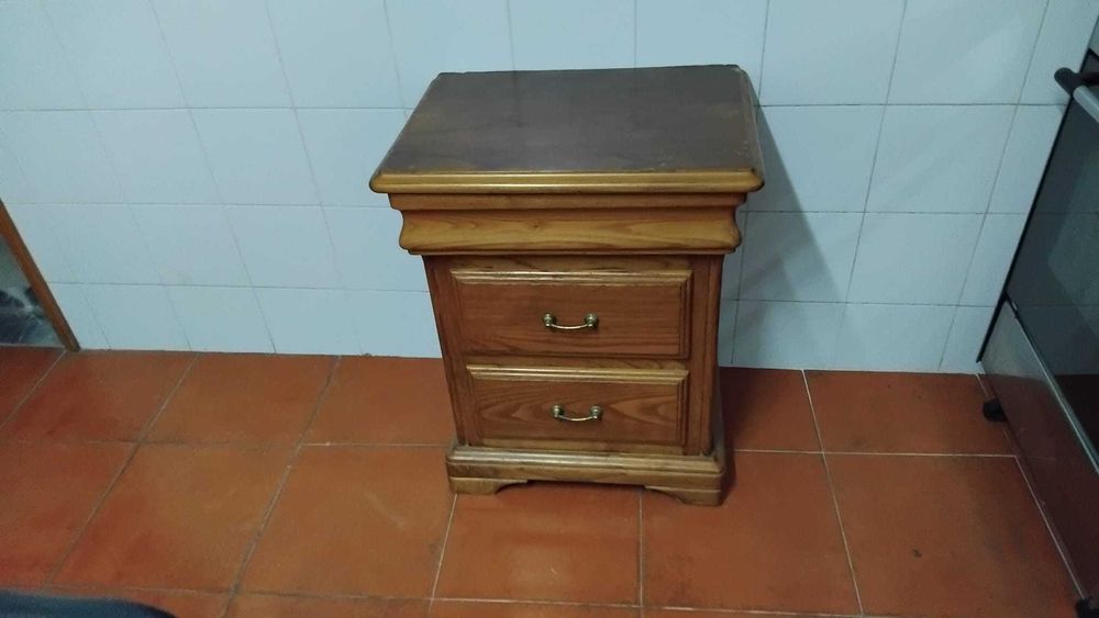 Uma mesinha de cabeceira para quarto