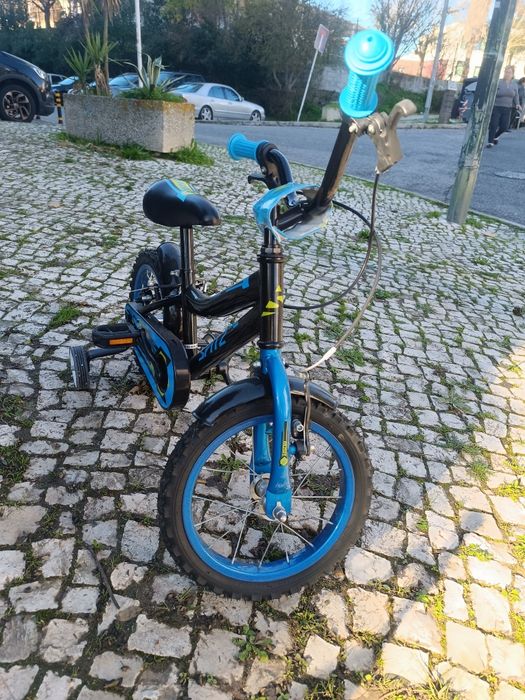Bicicleta com rodinhas laterais