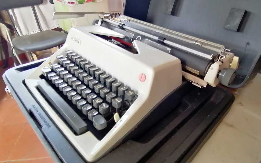 Máquina de Escrever Olympia + Caixa