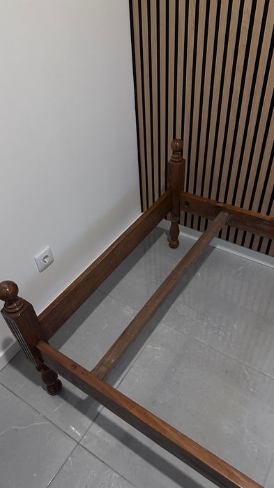 Cama de solteiro em madeira maciça