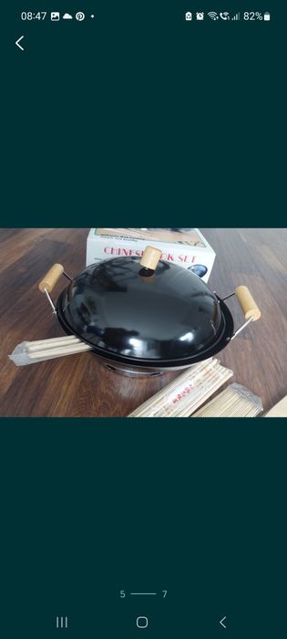 Wok chiński , zestaw z pałeczlami .przykrywką