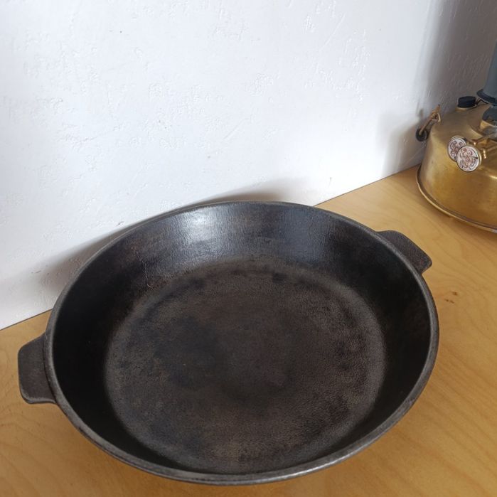 Кавова чашка з блюдцем
Вінтажна, з малюнком. На чашці є тріщина (видно