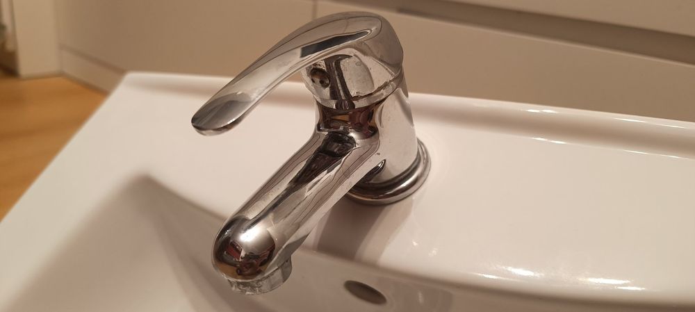 Umywalka z baterią  i rurkami odprowadzającymi wodę