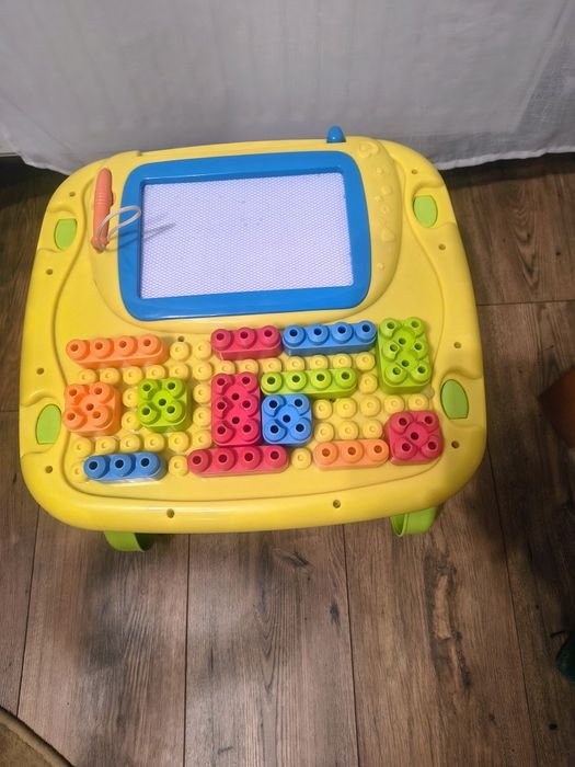 Stoliczek dwustronny edukacyjny stolik dla dzieci z klockami tablicą