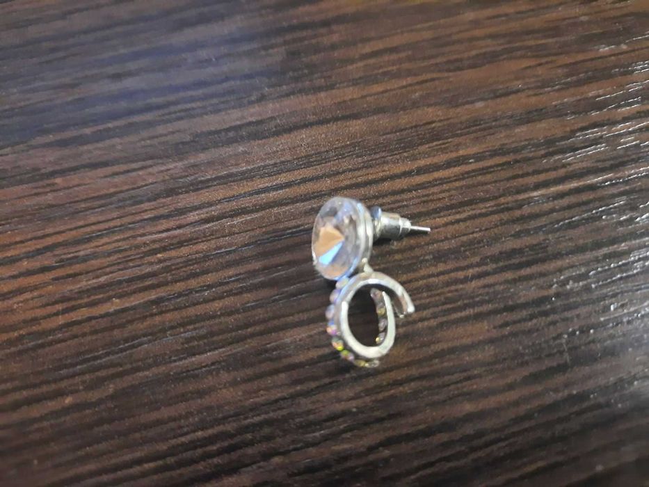 Одна сережка с белым камушком серьги бижутерия