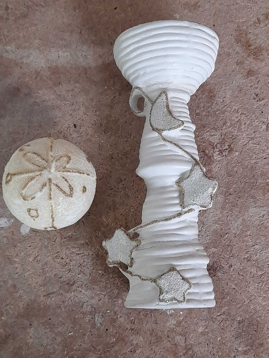 Castiçal  em Louça Decorativa Trabalhado com Vela  ( Antigo )