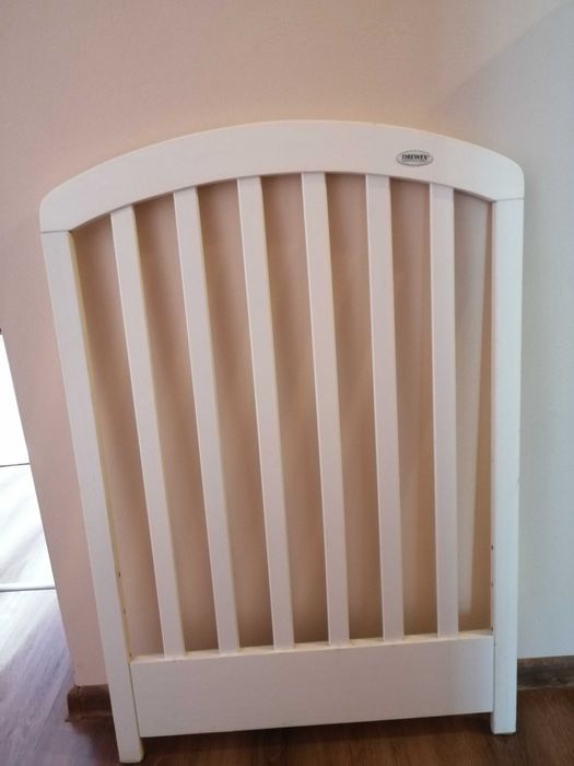 drewniane białe łóżeczko + materac i gratis