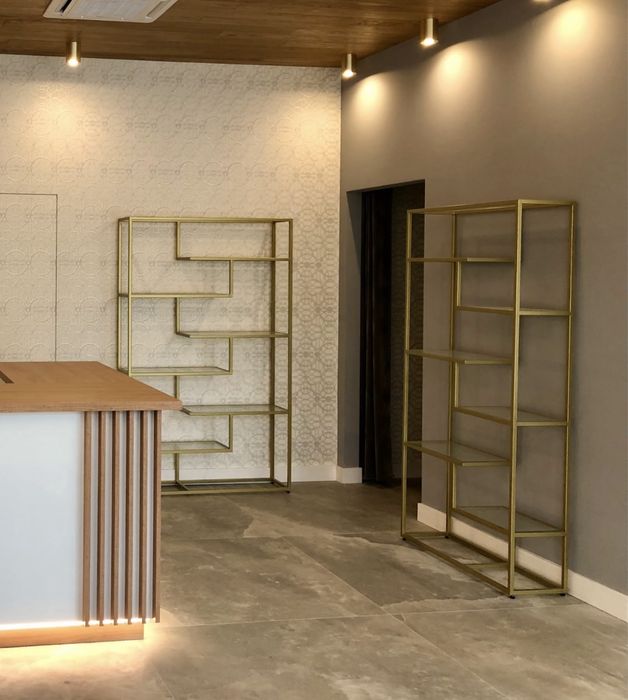 Regał metalowy złoty szklane półki