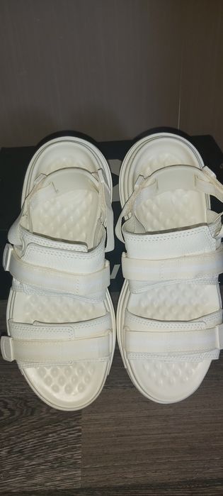 Трендові босоножки Converse