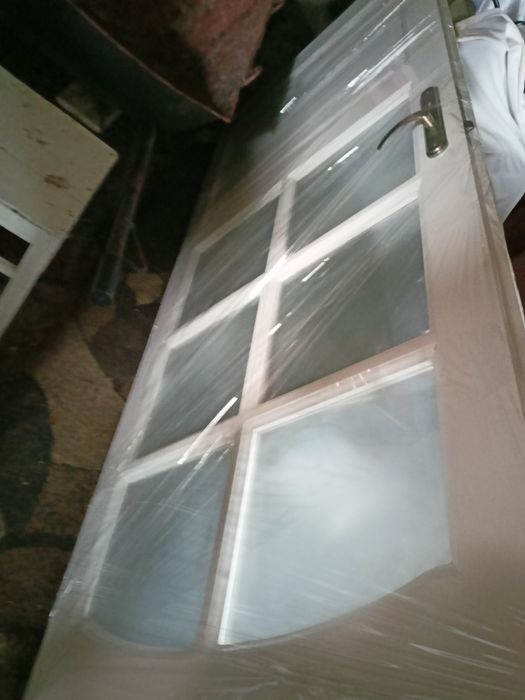 Drzwi wewnętrzne białe z futryną.